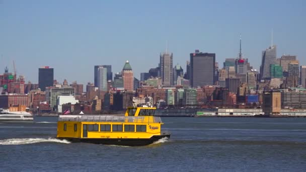 Нью Йоркское Водное Такси Пересекает Реку Гудзон Пути Нью Йорк — стоковое видео