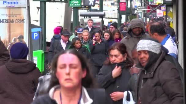 在纽约市曼哈顿的街道上 成群结队的人从一个无家可归者身边走过 却没有注意到 — 图库视频影像