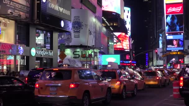 Nachtelijke Drukte Van Mensen Taxi Heldere Neon Advertenties Times Square — Stockvideo