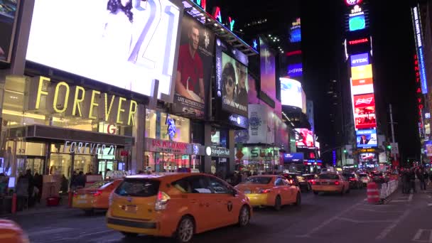 纽约市时代广场的深夜人群 出租车和明亮的霓虹灯广告 — 图库视频影像