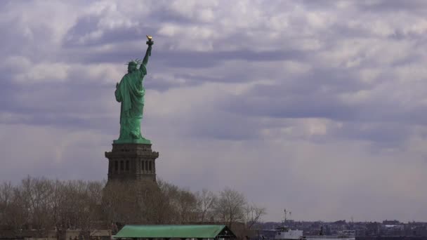 Lapso Tiempo Nubes Moviéndose Detrás Estatua Libertad — Vídeo de stock