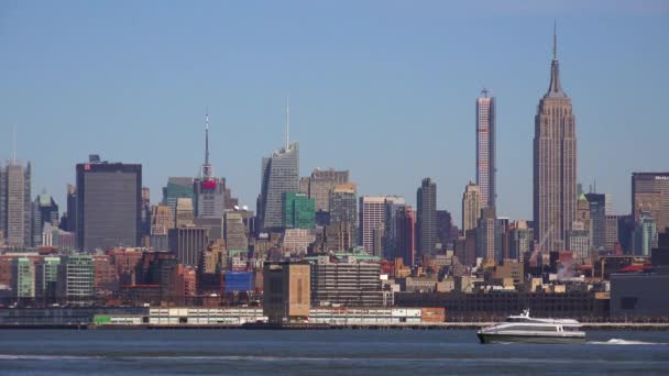 Σκάφη Που Περνούν Από Τον Ποταμό Hudson Στη Νέα Υόρκη — Αρχείο Βίντεο