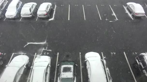 一个高角度的雪景落在停车场上 车上有车 — 图库视频影像