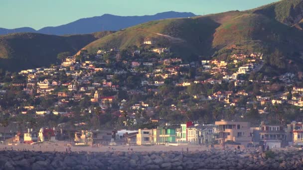 Kota Sisi Bukit Ventura California Bersinar Dalam Cahaya Matahari Terbenam — Stok Video