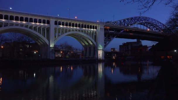 Fotografía Nocturna Del Primer Plano Del Puente Cleveland Ohio — Vídeo de stock