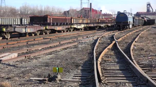有平板车和油罐车的工业铁路 — 图库视频影像