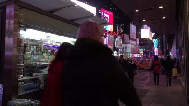 纽约市时代广场的夜晚人群和明亮的霓虹灯广告 — 图库视频影像