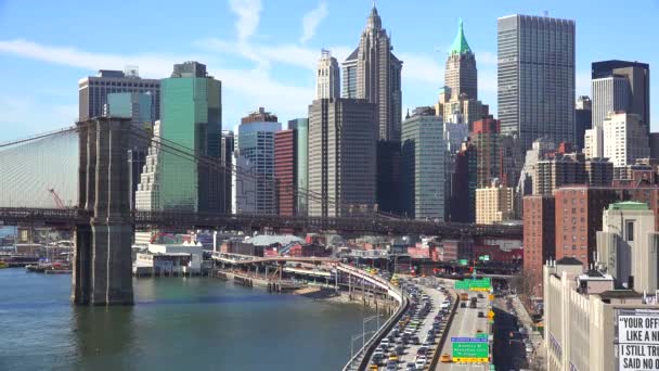 Бруклинский Мост Ист Ривер Рузвельт Ясный Солнечный День Нью Йорке — стоковое видео