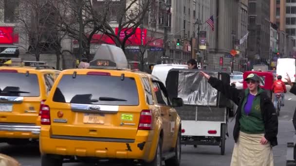 Eine Frau Bejubelt Ein New Yorker Taxi Regen — Stockvideo