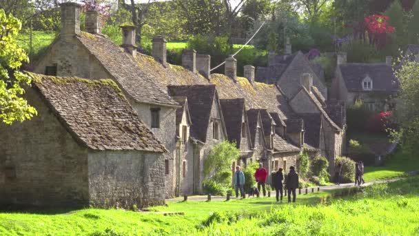 Turyści Spacerują Przez Piękne Dobrze Zachowane Stare Angielskie Miasto Bilbury — Wideo stockowe