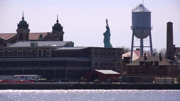 Blick Auf Ellis Island Mit Der Freiheitsstatue Der Ferne — Stockvideo