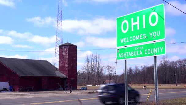 Ein Schild Begrüßt Besucher Ohio — Stockvideo