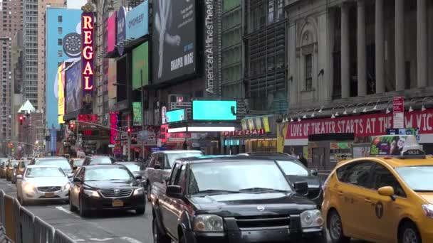 Traffico Passa Lungo Broadway Con Cartelli Pubblicitari Degli Ultimi Spettacoli — Video Stock