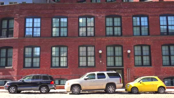 ブルックリンのダンボ地区にあるブラウンストーンレンガオフィスビルの撮影を開始 — ストック動画