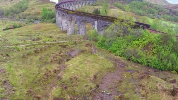 蒸気機関車が通過するスコットランドのグレンフィナン ヴィアダクト上空からの素晴らしい眺め — ストック動画