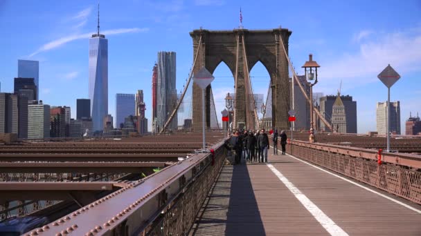 Fotgängare Korsar Brooklyn Bridge Med Manhattan Och Freedom Tower Fjärran — Stockvideo