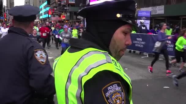 Nowojorska Policja Monitoruje Warunki Nowojorskim Maratonie — Wideo stockowe