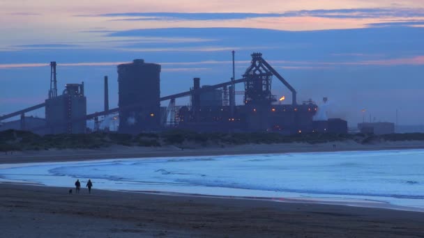 Een Elektriciteitscentrale Schemering Langs Een Strand Engeland Met Mensen Die — Stockvideo