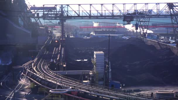 Establecimiento Plano Una Acería Ocupada Con Mineral Transportado Través Skyway — Vídeo de stock