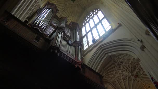 Interior Uma Antiga Igreja Inglesa Com Grande Órgão Tubos — Vídeo de Stock
