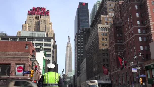 New York City Policeman Directs Traffic Empire State Building Background — Stock Video