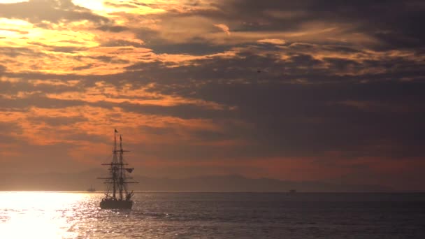 落日时分 一艘高大的快船启航 — 图库视频影像