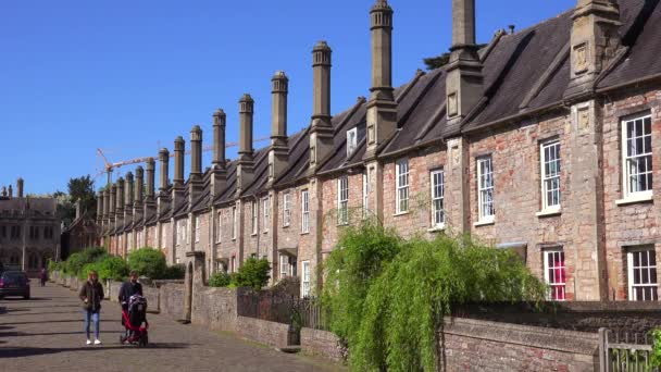 Hermosas Casas Fila Inglesas Antiguas Bordean Las Calles Wells Inglaterra — Vídeo de stock