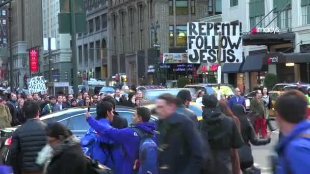 Ruas Movimentadas Manhattan Nova York Incluem Pessoas Religiosas Pedindo Conversão — Vídeo de Stock