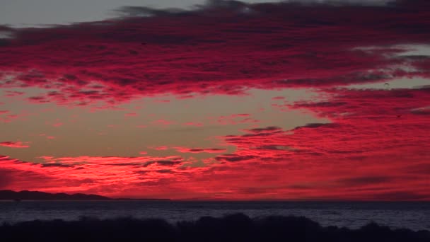 Röd Solnedgång Lyser Upp Strand Södra Kalifornien — Stockvideo