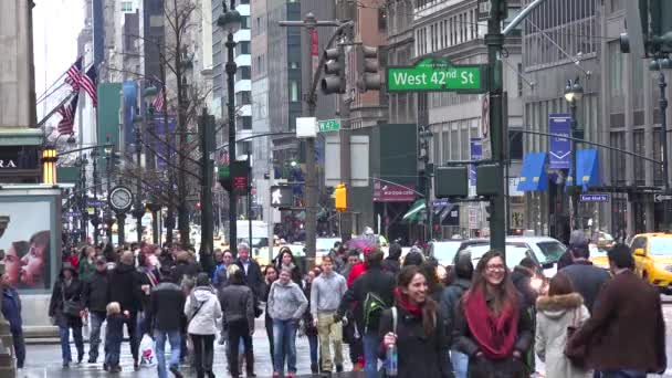 Mensen Lopen Een Straat Midtown Manhattan Regen Met Verkeer Passeren — Stockvideo