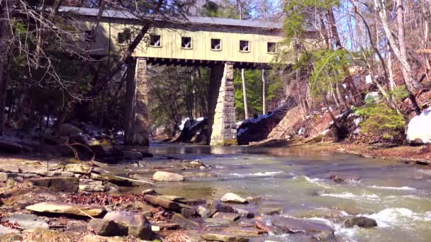 Piękny Zadaszony Most Nad Rzeką Ohio — Wideo stockowe