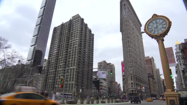 Trafikk Passerer Foran New Yorks Ikoniske Flatiron Building – stockvideo