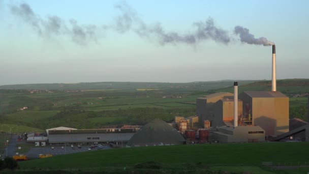 Una Planta Industrial Eructando Humo Las Verdes Colinas Inglaterra — Vídeos de Stock