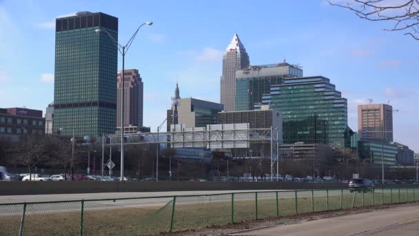 Einspielung Von Cleveland Ohio Mit Highway Vordergrund — Stockvideo