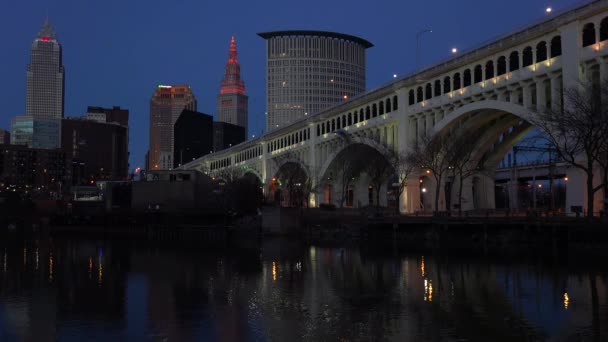 Foto Nocturna Cleveland Ohio Con Puente Primer Plano — Vídeo de stock