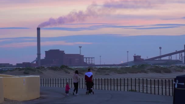 Uma Usina Emite Fumaça Longo Uma Praia Inglaterra — Vídeo de Stock