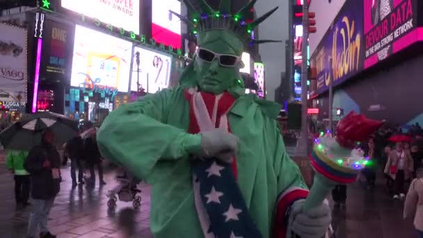 Una Statua Del Personaggio Della Libertà Saluta Visitatori Times Square — Video Stock