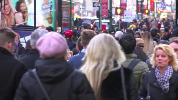 Riesige Menschenmassen Gehen Durch Die Straßen Von Manhattan New York — Stockvideo