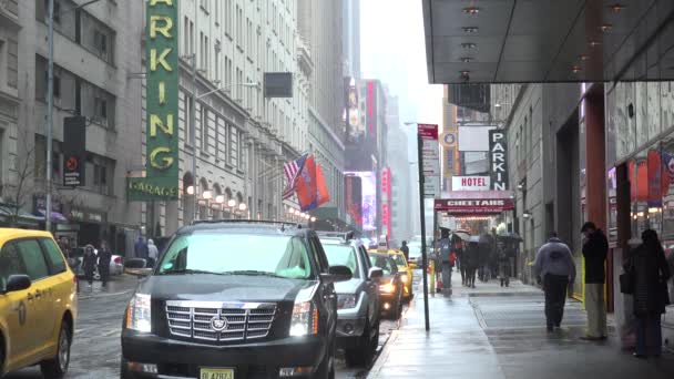 Eine Straßenszene New York Regen — Stockvideo