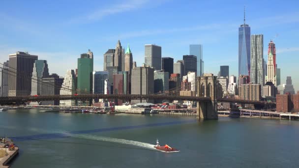 Brooklyn Köprüsü Nün Önü Altından Geçen Teknelerle New York Finans — Stok video