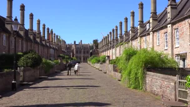 Hermosas Casas Fila Inglesas Antiguas Bordean Las Calles Wells Inglaterra — Vídeos de Stock