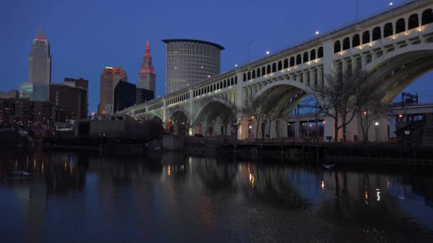 Kvällsbild Cleveland Ohio Med Broförgrund — Stockvideo