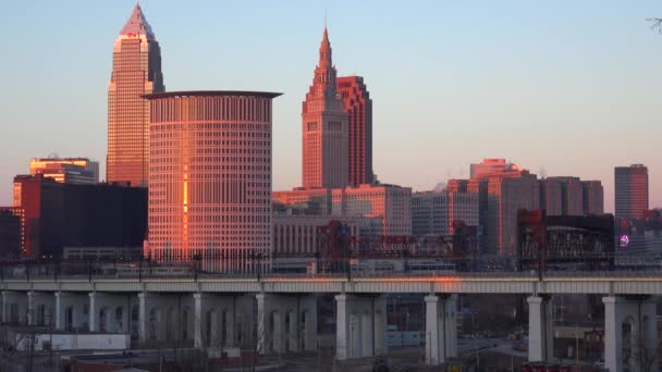 Een Sneltrein Rijdt Voor Stad Cleveland Ohio — Stockvideo