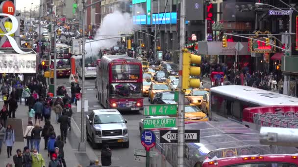 Πλήθη Αυτοκινήτων Λεωφορείων Και Πεζών Στην Times Square Νέα Υόρκη — Αρχείο Βίντεο