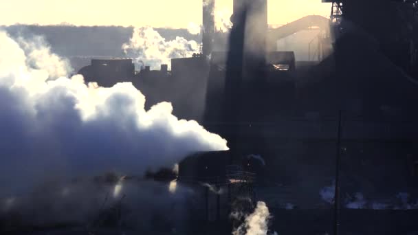 Establecimiento Una Toma Una Fábrica Acero Ocupada Con Humo Eructando — Vídeos de Stock