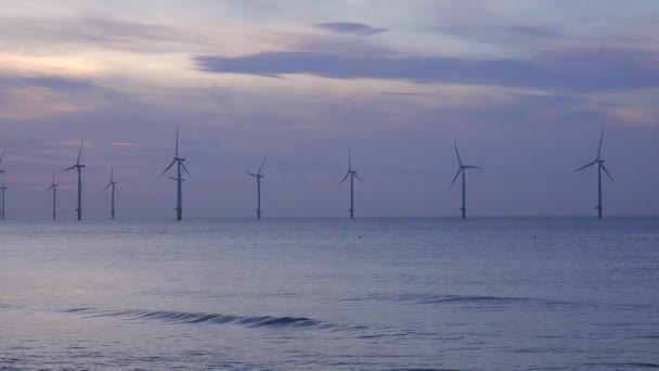 Ein Windpark Erzeugt Strom Entlang Einer Küste Bei Sonnenuntergang — Stockvideo