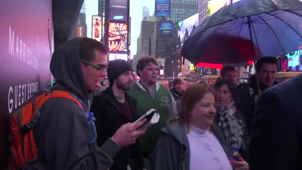 Een Man Staat Time Square New York City Leest Passages — Stockvideo