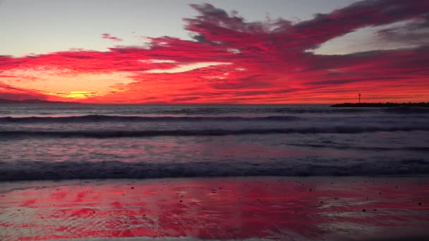 Een Bloedrode Zonsondergang Verlicht Een Zuid Californisch Strand — Stockvideo