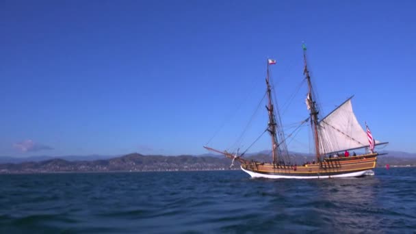 Uzun Direkli Bir Yelkenli Gemi Açık Denizlerde Yelken Açar — Stok video