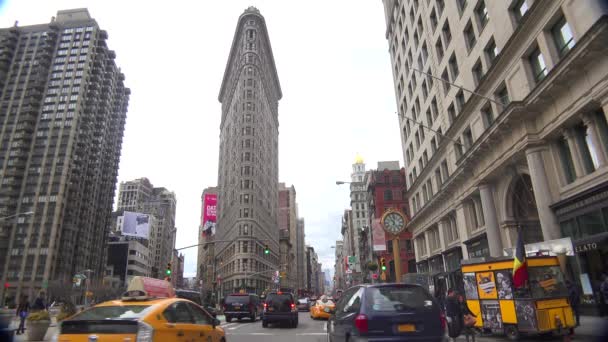 Tráfico Pasando Frente Icónico Edificio Flatiron Nueva York — Vídeos de Stock